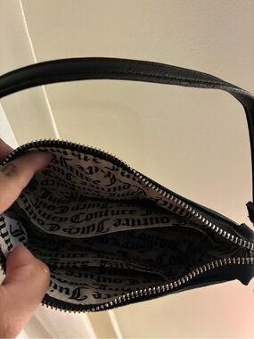 Juicy Couture Black Leather shoulder bag with Logo Lining